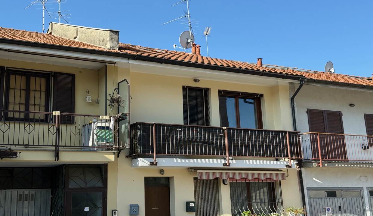 Vimercate, due locali oltre sottotetto